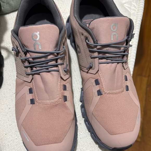 on cloud Shoes - Sneaker
On Cloud 5 Waterproof Sneaker Damen rose-fossil
 Size 11